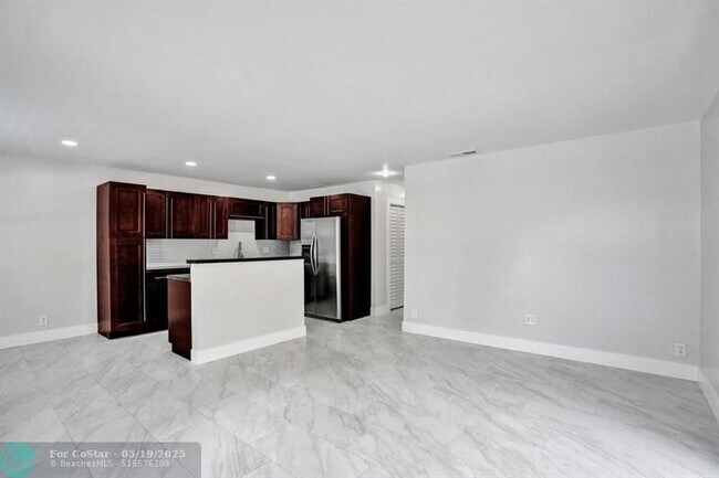 Foto del edificio - 800 SW 12th Ct