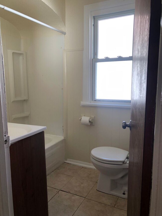 Foto del edificio - 2 bed Home for Rent with bonus room ....drive by and take a look