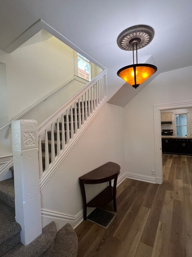 Foto del edificio - BEAUTIFUL 4+ BEDROOM VICTORIAN!!