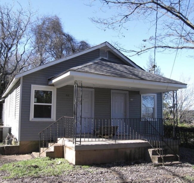 Photo - 717 Sanders Ln House