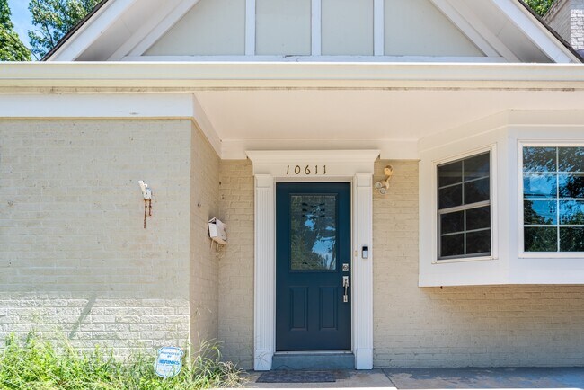 Building Photo - 10611 Eastwood Ave