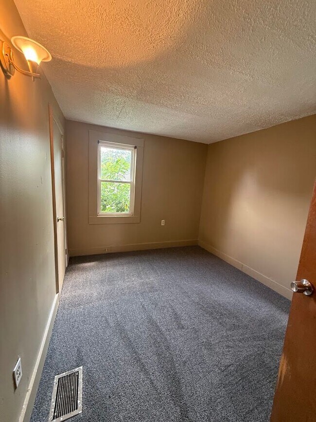 Foto del edificio - Three bedroom one bathroom home for rent