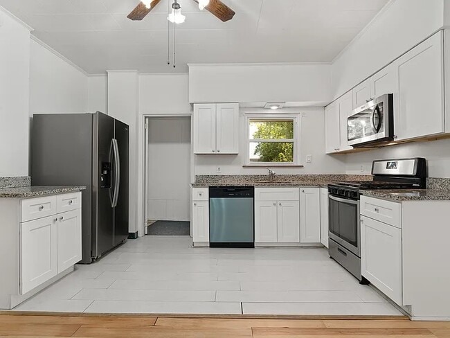 Building Photo - 179 Frank St