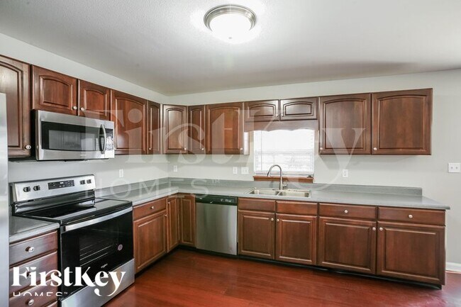 Foto del edificio - 8085 Lawrence Woods Blvd