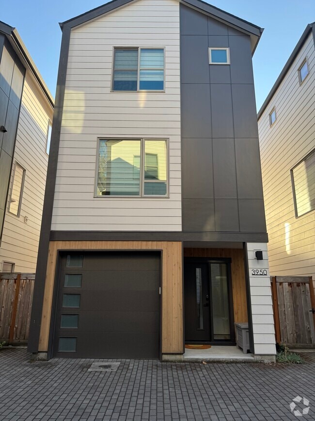 Building Photo - 3950 SE Gladstone St