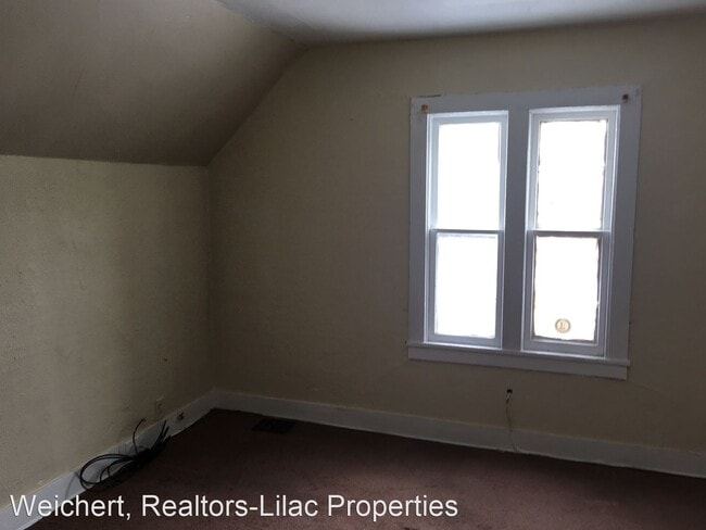Building Photo - 3 br, 1 bath House - 7 Utica Pl