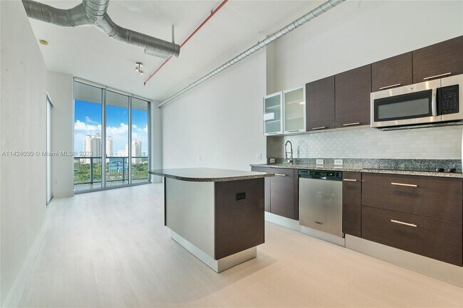 Foto del edificio - 3029 NE 188th St