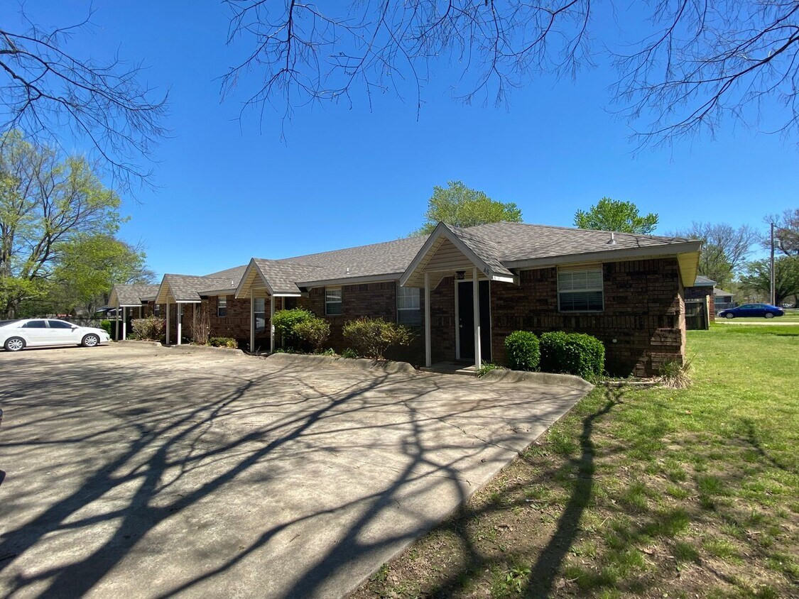 Primary Photo - TWO BEDROOM DUPLEX IN FARMINGTON AR!!