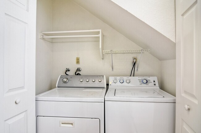 Foto del edificio - Cute 2 Bedroom Condo Steps Away from Endle...