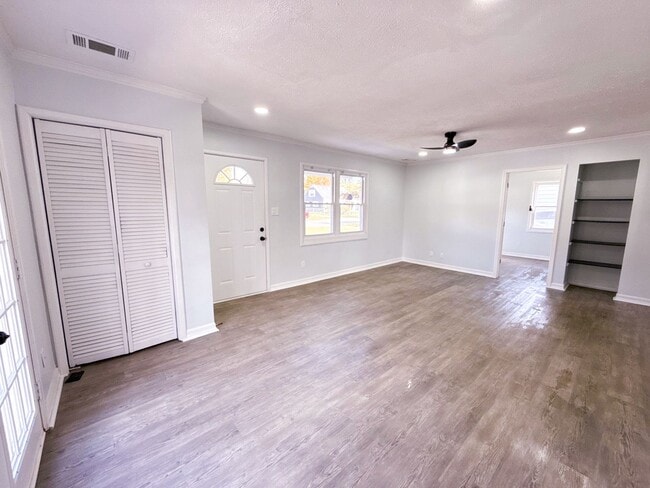 Building Photo - Stunning Full Remodel! 3BR/2BA Home with F...