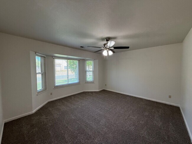 Foto del edificio - Single Story home in Riverbank's Crossroads Subdivision!