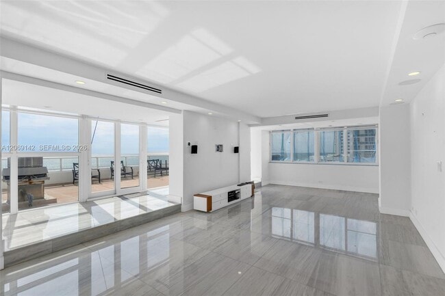 Foto del edificio - 5005 Collins Ave