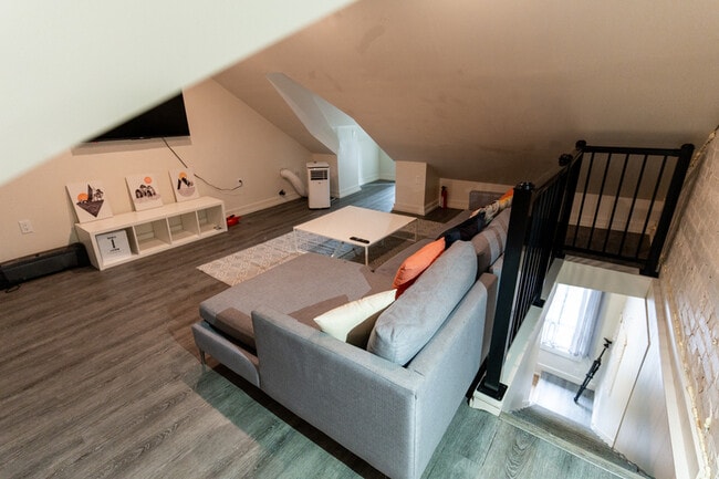 Building Photo - 210 Wilson St