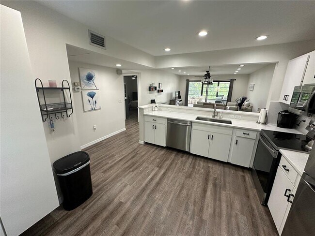 Foto del edificio - 619 Spring Lakes Blvd