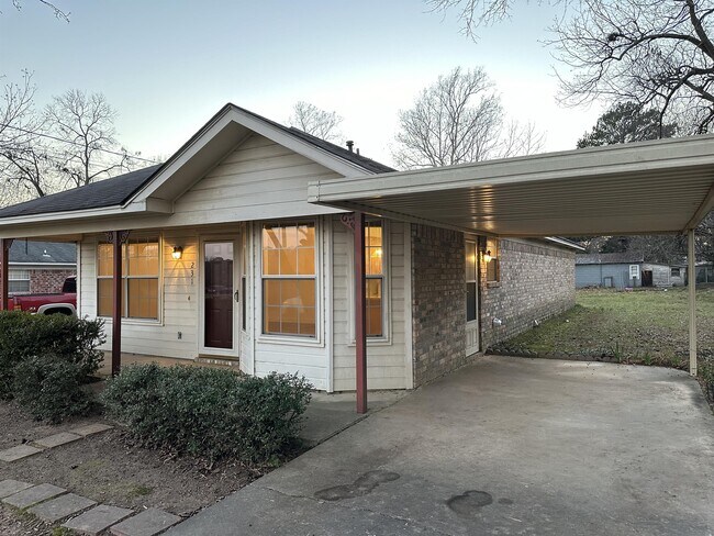 Building Photo - 231 S Pecan St