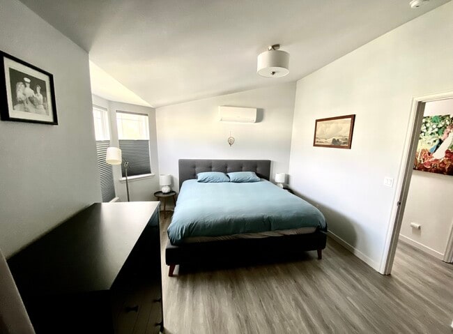 Dormitorio king con colchón orgánico. - 8562 Stone Ave N