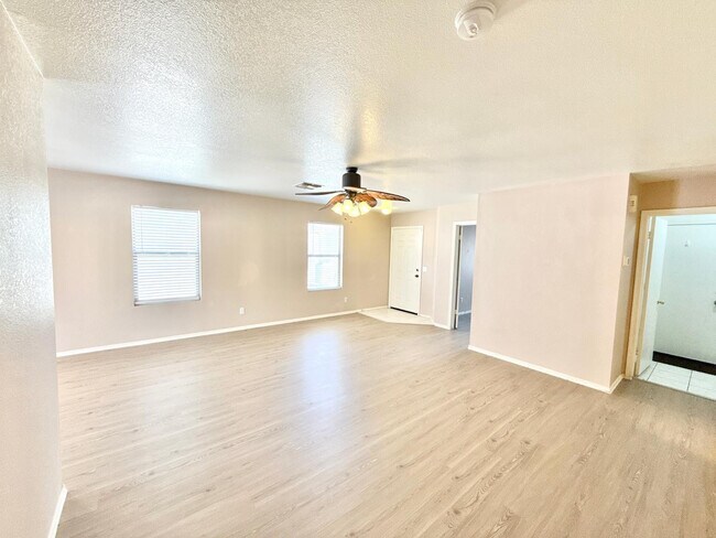 Foto del edificio - 13462 W Young St