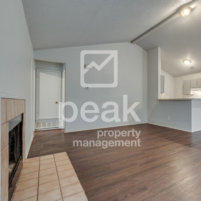 Building Photo - $1365! 2 Bed/ 2 Bath Duplex! $800 savings if you apply before 4/23!