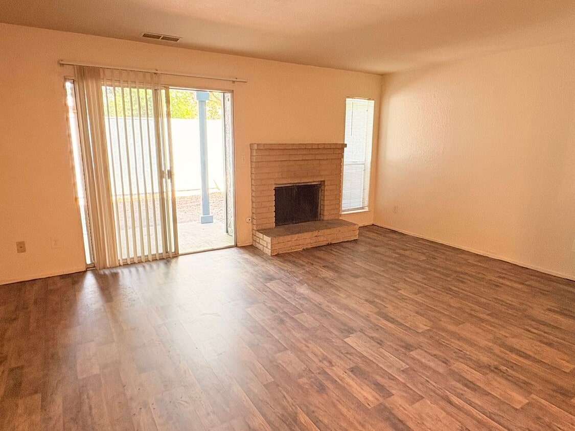 Primary Photo - 2 WEEKS FREE RENT November Special - 3 bed...