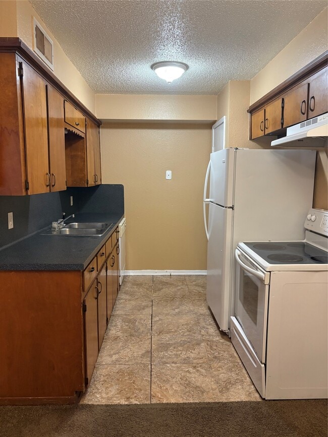 Building Photo - 405 Oak St