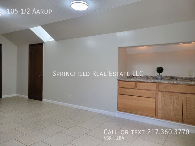 Building Photo - Spacious 4 Bed, 2 Bath Apartment with Mode...