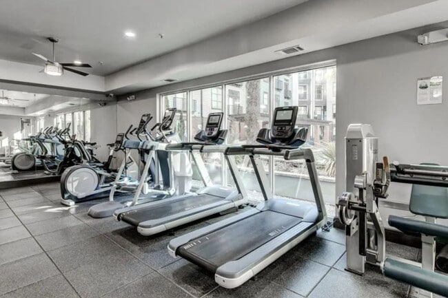 Building Photo - 2922 Elm St