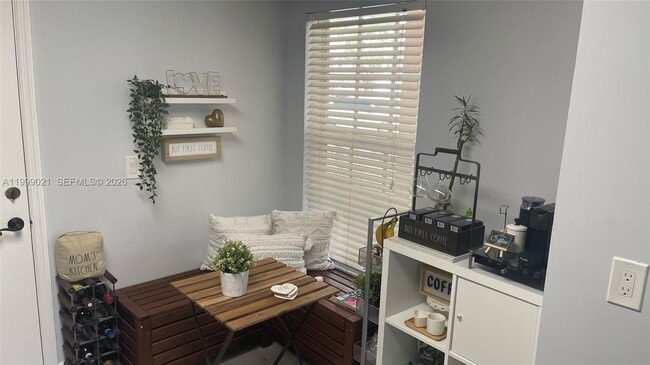 Foto del edificio - 10138 Royal Palm Blvd