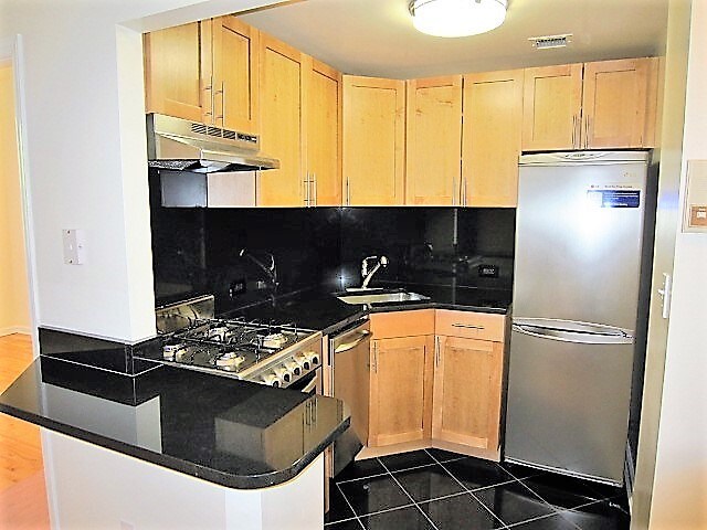 Building Photo - 160 W 75th St