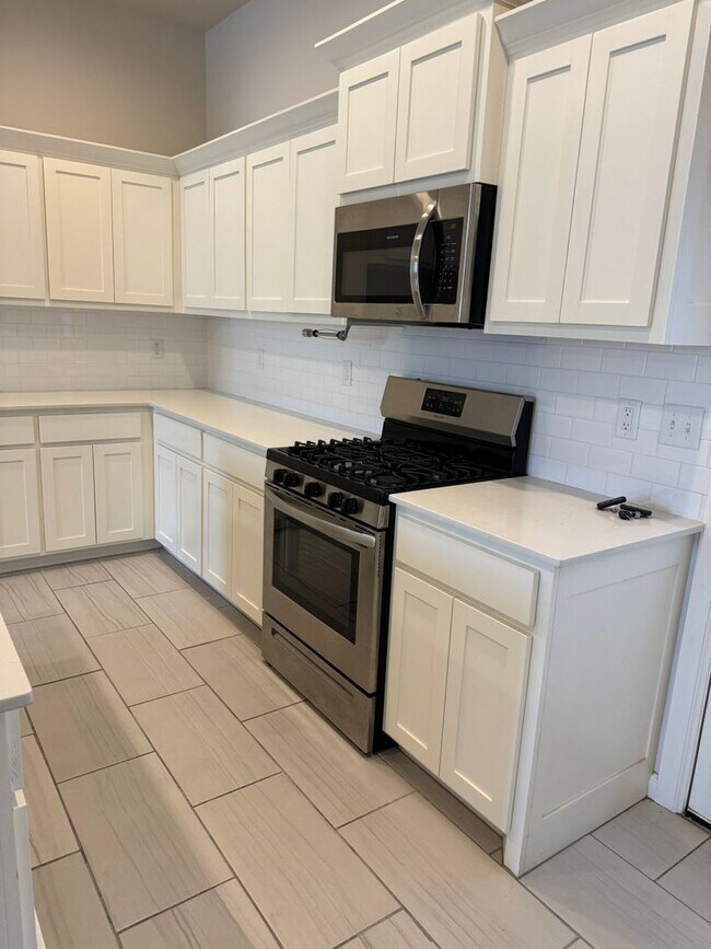 Foto del edificio - 3 Bed 2 bath with an office in The Enclave