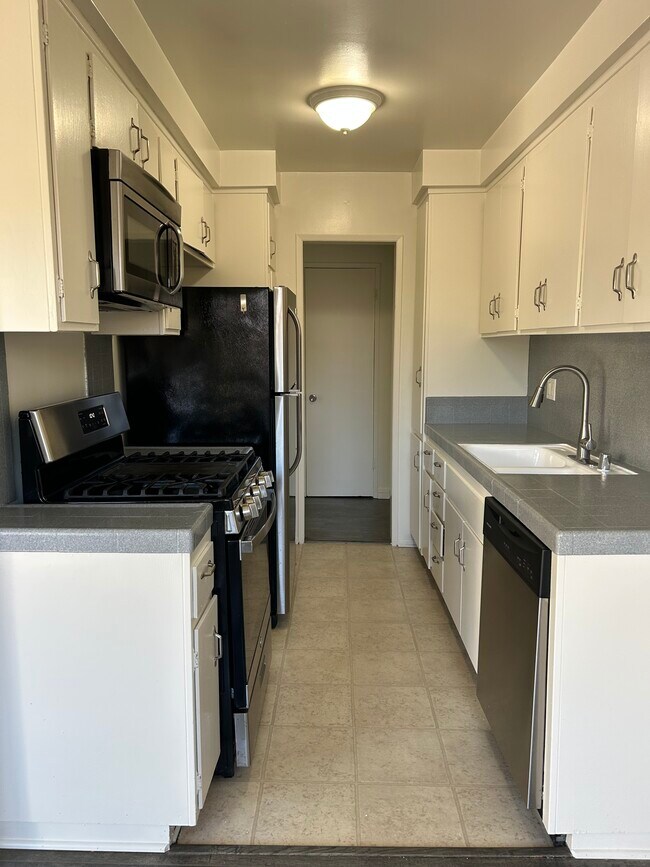 Building Photo - 1333 S Bundy Dr