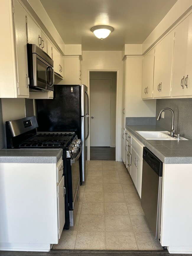 Building Photo - 1333 S Bundy Dr