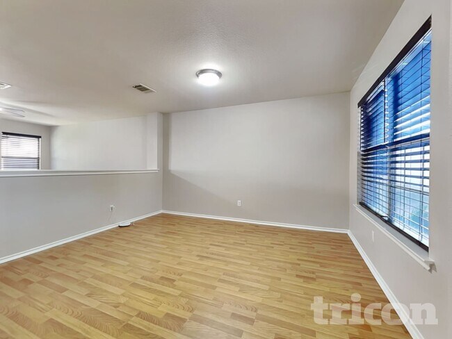 Foto del edificio - 201 Outfitter Dr