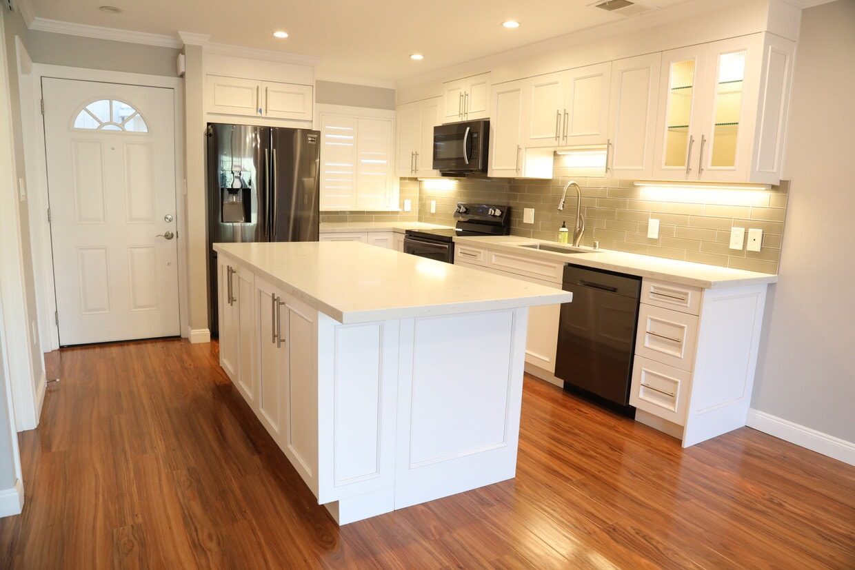 Kitchen - 1117 Bismarck Ln