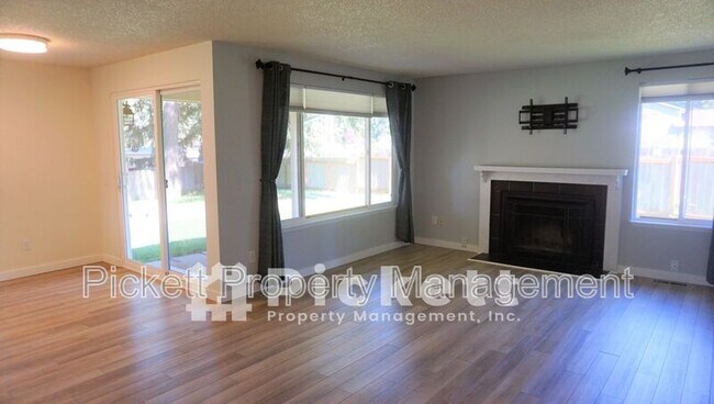 Foto del edificio - 3680 Celeste Ct SE