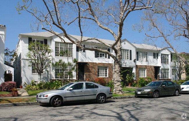 Building Photo - 9933 Robbins Dr