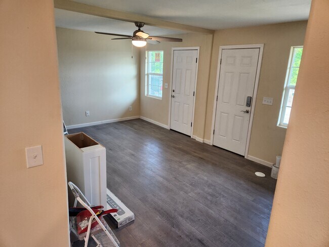 Sala de estar/comedor - 611 E Highway 11