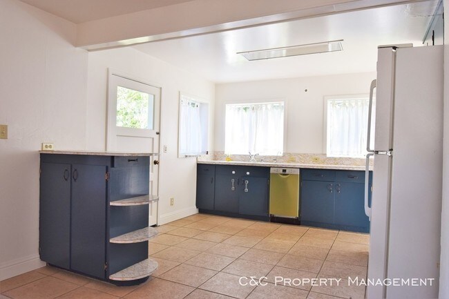 Building Photo - Pet Friendly Three Bedroom Near DLI