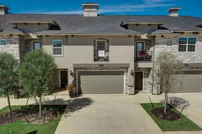 Foto del edificio - August 2026 Move in - 4/4.5 Townhome in The Revelry!