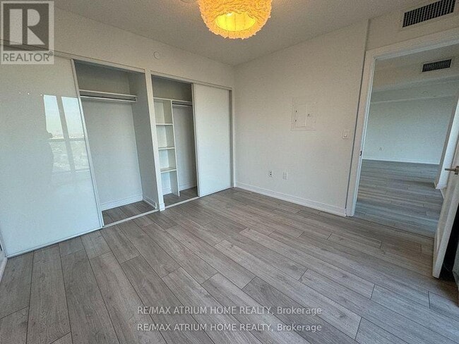 Photo du bâtiment - 225 Village Green Square