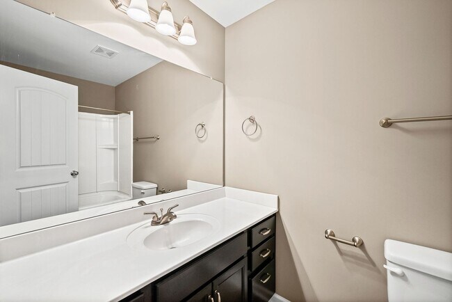 Foto del edificio - Nice Townhome in Governors Crossing Ready for you to Call home before Christmas