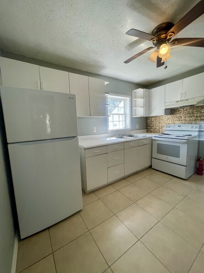 Foto del edificio - 708 W Henderson Dr