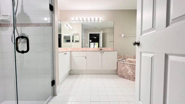 Foto del edificio - 1627 Oak Berry Cir