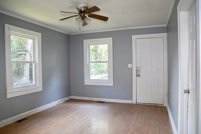 Foto del edificio - Three Bedroom, One Bath well cottage close...