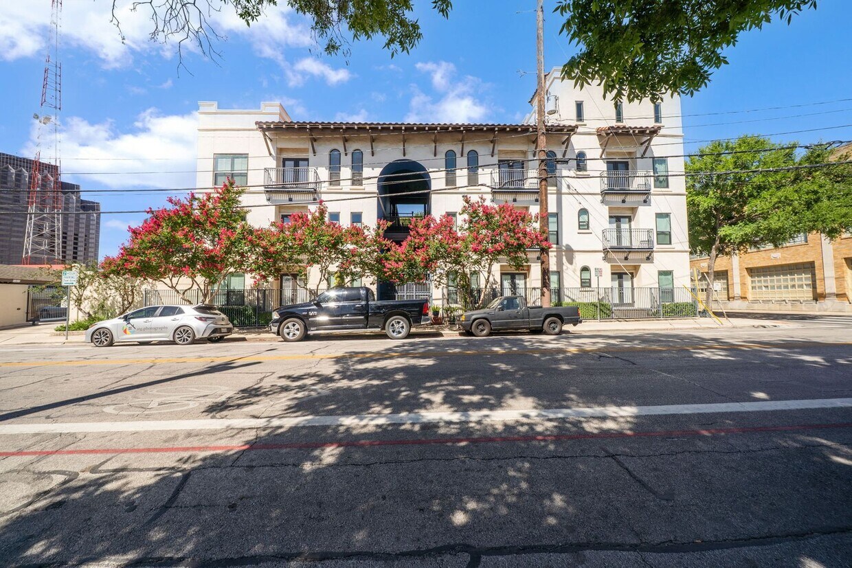 Primary Photo - Downtown Luxury Condo with Rooftop Views -...