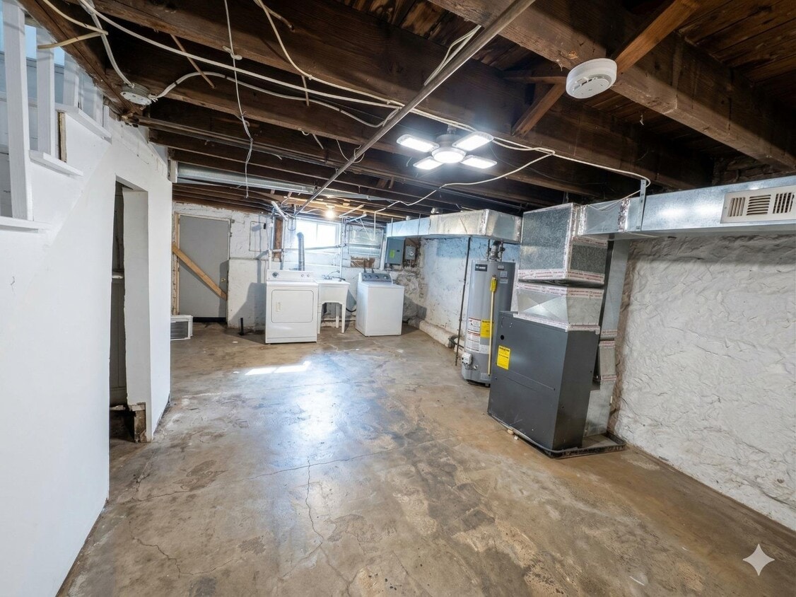 Building Photo - 2518 Barclay St