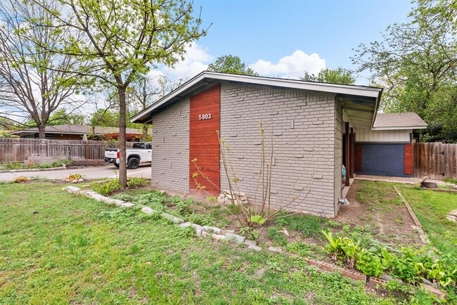 Foto del edificio - 5803 Wellington Dr