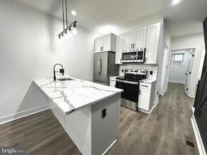 Building Photo - 1015 S 6th St