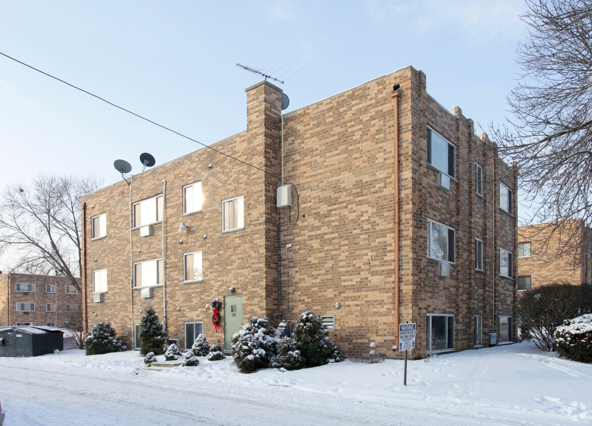Building Photo - 1215 N Boxwood Dr