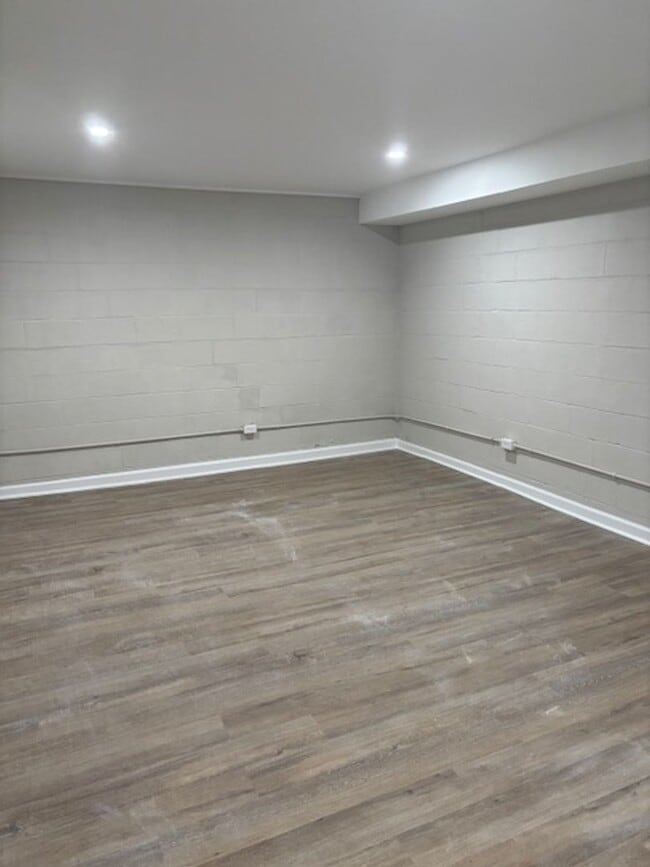 Foto del edificio - 3 Bedroom 1 bathroom lower level home in N...