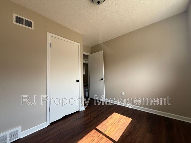 Foto del edificio - 256 Delta Rd